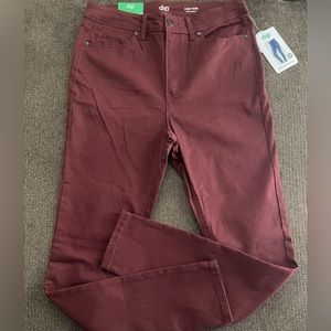 NWT Women’s DIP High Rise Skinny Jeans Size 8 Burgundy